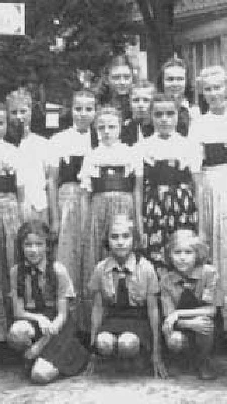 Skupina serbskich dźěći za čas prózdninskeho přebywanja w čěskich Jablkynicach 1946