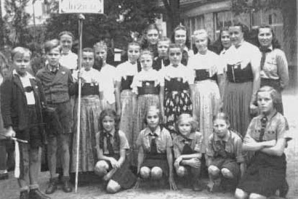 Skupina serbskich dźěći za čas prózdninskeho přebywanja w čěskich Jablkynicach 1946