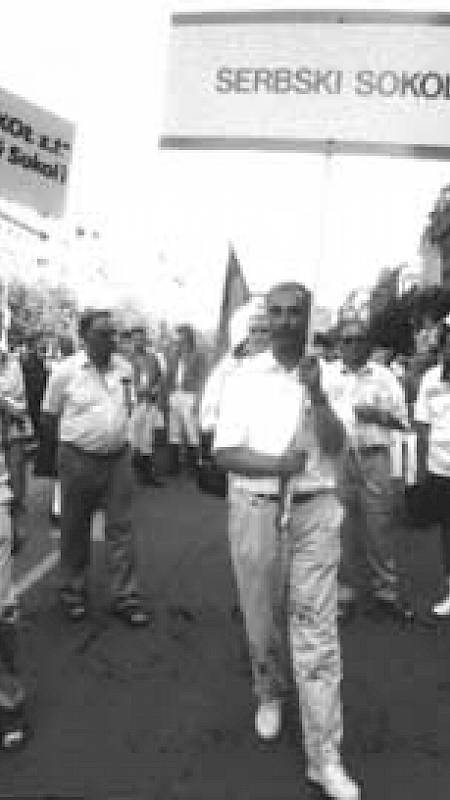 Delegacija Serbskeho Sokoła při swjedźenskim ćahu XII. wšosokołskeho zlěta 1994 w Praze