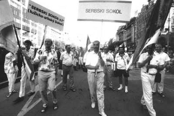 Delegacija Serbskeho Sokoła při swjedźenskim ćahu XII. wšosokołskeho zlěta 1994 w Praze