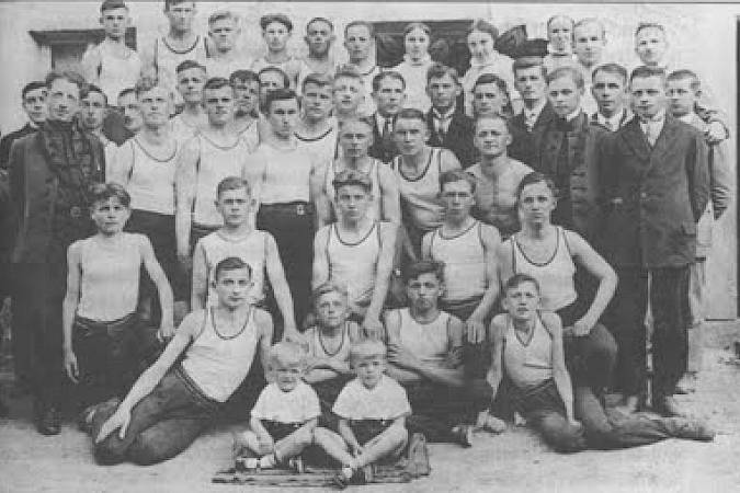 Načolnicy z jednotow a Radworscy Sokoljo pola Jana Meškanka w Bronju (junij 1930)