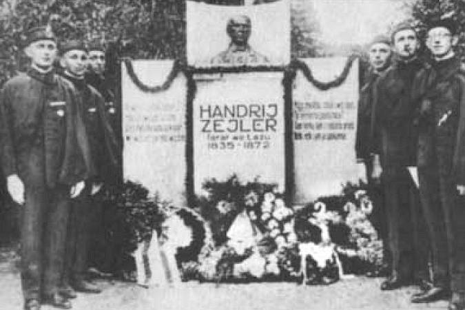 Serbscy Sokoljo dźerža čestnu stražu při wotkrytym pomniku Handrija Zejlerja 1931 we Łaz