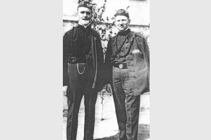 Zasłužbnaj Sokołaj Michał Nawka (nalěwo) a Gustaw Janak w paradnej uniformje