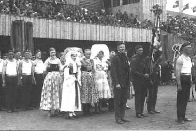 Serbscy Sokoljo na IX. wšosokołskim zlěće w Strahovskim stadionje 1932 w Praze