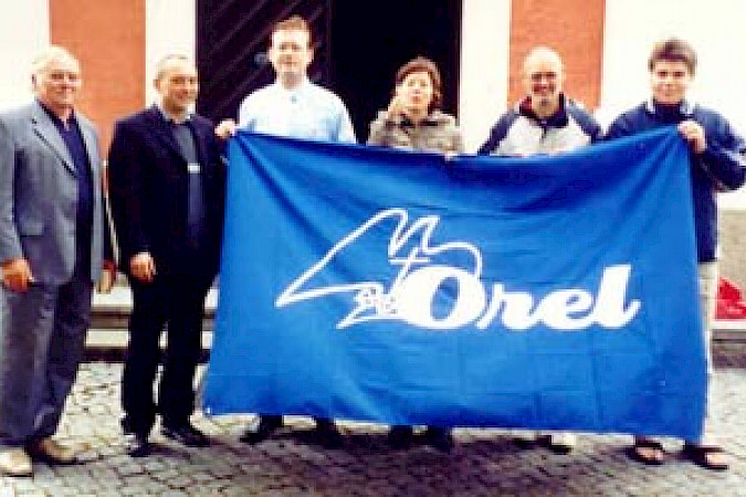 4.9.2007: Někotři čłonojo delegacije čěskeho Orela ze županom Stanislavom Vejvarom (3. wotlěwa) po Božej mši w Njebjelčanskej cyrkwi z fararjom Jakubašom (2. wotlěwa) a starostu Serbskeho Sokoła Achimom Kowarjom (1. wotlěwa)