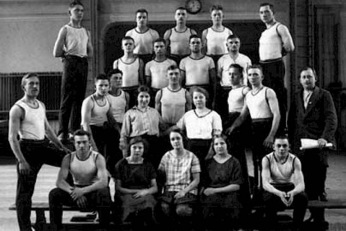 1. kurs za načolnikow Serbskeho Sokoła w Praze 1925. Naprawo nawoda kursa, dr. Herman Šleca /