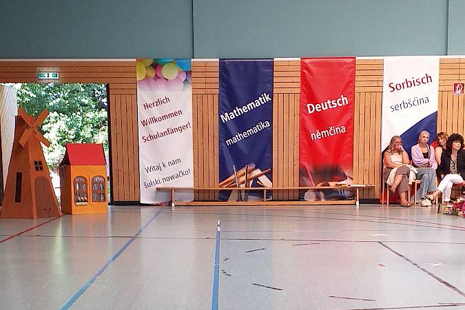 Beschriftungen in der Turnhalle GS Handrij Zejler in Hoyerswerda, Foto Gabriela Linack