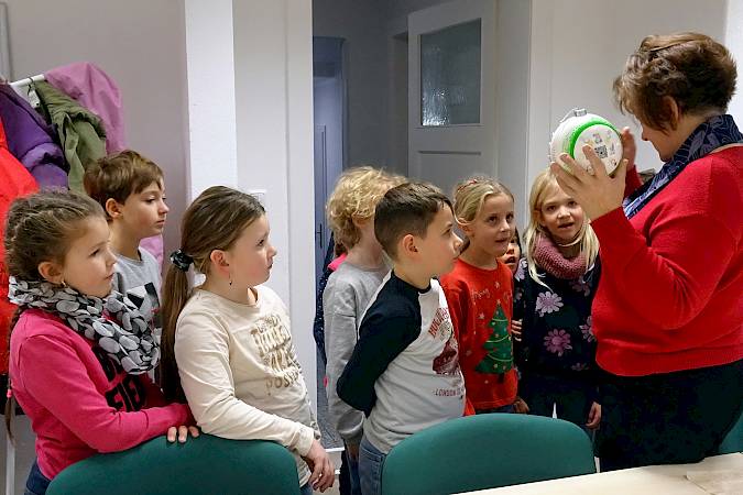 Kinder im Domowina-Haus gestalten Weihnachtkugeln, 2025, Foto Werner Stroka