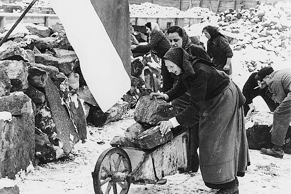 Serbske žeńske rumuju rozpadanki za nowotwaŕ Serbskego domu w Budyšynje w lěśe 1953, foto Kurt Heine, © Serbski kulturny archiw pśi Serbskem instituśe