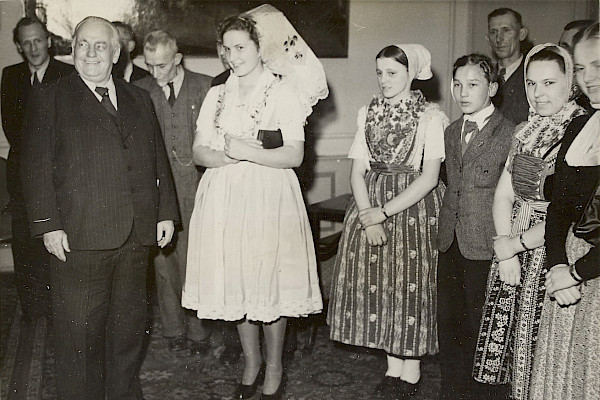 Serbska delegacija pla prezidenta NDR Wilhelma Piecka, 1950; fotograf: Kurt Hajna, © Serbski kulturny archiw pśi Serbskem instituśe