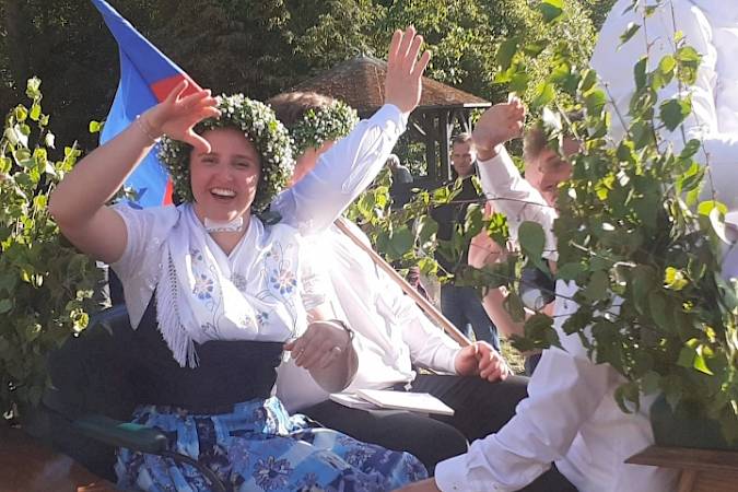 Maypole throwing in Dörgenhausen. Photo: Gabriela Korch