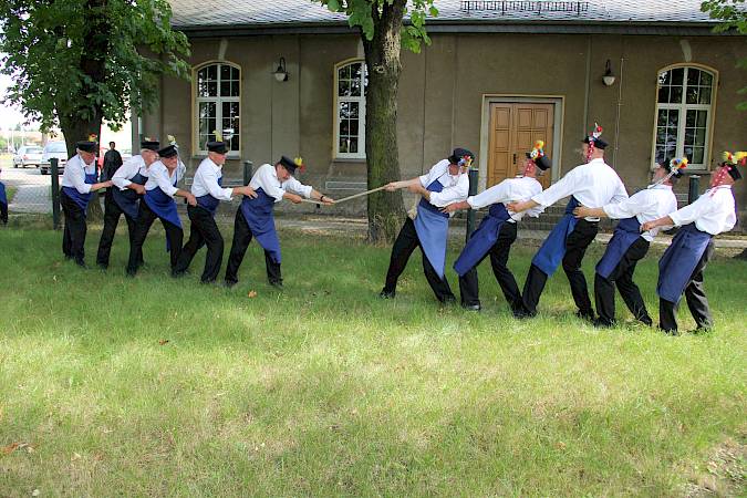 Men competing in a tug of war, Sorbian folk dance group Ćisk | Zeißig. Photo: Jana Wernicke