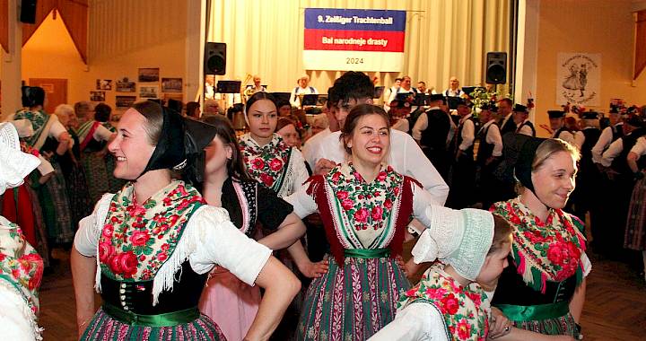 tanzende Frauen in der traditionellen Tracht der Sorben um Hoyerswerda mit bestickten Blusen und gemusterten Röcken bei einem Trachtenball in Zeißig. Foto von Johann Tesche