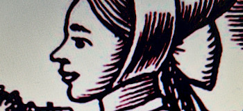 Waldweg neben einem Teich mit Bäumen und grünen Blättern im Sommer