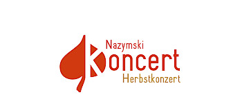 Žeńska a muski koncertěrujotej w rustikalnem zalu z drjewjanym grědowym wjerchom pśed publikumom, kenž na stołach za blidami sejźi.