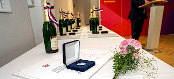 Abstraktes Muster aus überlappenden, transparenten Dreiecken in Rot- und Blautönen