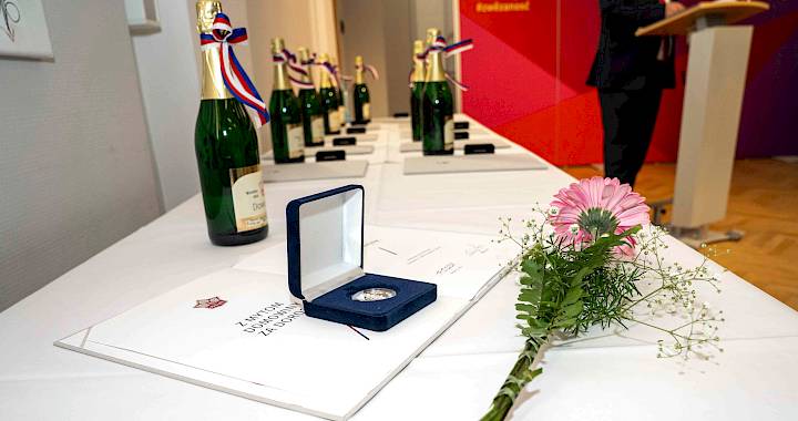 Abstraktny muster se kśicujucych, pśeglědnych tśirožkow w cerwjenych a módrych nuansach