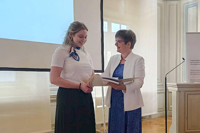 Sofija Brězanec, lawreatka Myta Arnošta Muki 2025, z předsydku Maćicy Serbskeje dr. Anju Pohončej