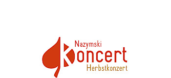 eine Frau und ein Mann geben ein Konzert in einem rustikalen Saal mit Holzbalkendecke vor einem Publikum, das auf Stühlen an Tischen sitzt.