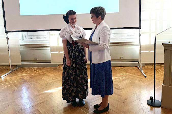 Hilžbjeta Delanec, lawreatka Myta Michała Hórnika 2025, z předsydku Maćicy Serbskeje dr. Anju Pohončej