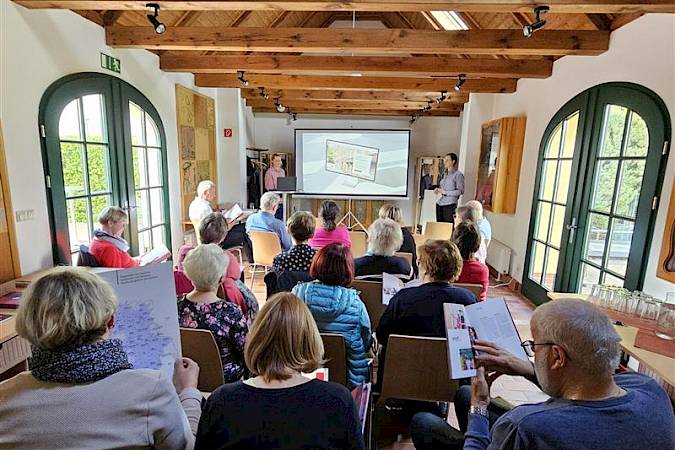 The head of visual communication and design, Veronika Bjarš, and the press spokeswoman of the Domowina, Božena Šimanec, presented the new outward appearance and the associated new website of the Domowina. Hoyerswerda | 16.04.2026