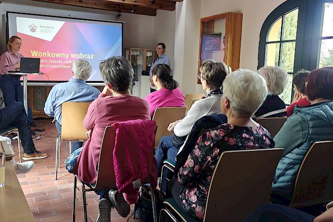 The head of visual communication and design, Veronika Bjarš, and the press spokeswoman of the Domowina, Božena Šimanec, presented the new outward appearance and the associated new website of the Domowina. Hoyerswerda | 16.04.2026