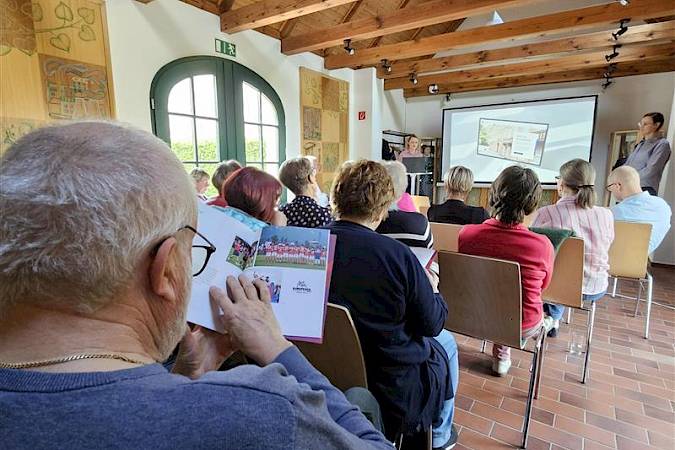 The head of visual communication and design, Veronika Bjarš, and the press spokeswoman of the Domowina, Božena Šimanec, presented the new outward appearance and the associated new website of the Domowina. Hoyerswerda | 16.04.2026