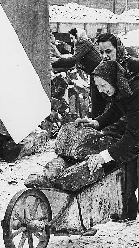 Serbske žeńske rumuju rozpadanki za nowotwaŕ Serbskego domu w Budyšynje w lěśe 1953, foto Kurt Heine, © Serbski kulturny archiw pśi Serbskem instituśe
