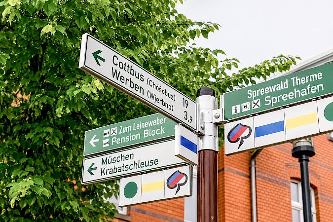 Wegweiser in Burg, Foto: Julian Nyča