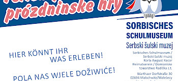 Abstraktes Muster aus überlappenden, transparenten Dreiecken in Rot- und Blautönen