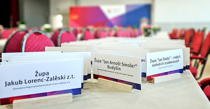 Blidowe kórtki z mjenjami wšakich serbskich župow na žurli z cerwjenymi stołami w slězynje