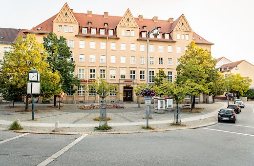 Wjeliki, wěcejnastwaŕkowy Serbski dom w Budyšynje z běłeju fasadu a cerwjenym kšywom. Stoj na flastrowanem naměsće z bomami, kwětkami, ławkami a zegerom na žerźi.