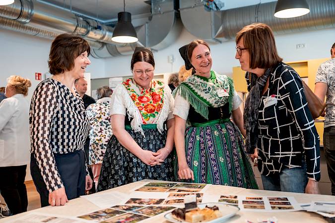 Teilnehmerinnen der 23. Hauptversammlung der Domowina 2025 in Budyšin | Bautzen, in der Mitte zu sehen die Festtagstracht der Region Wojerecy | Hoyerswerda. Foto: Marcel Schwickerath