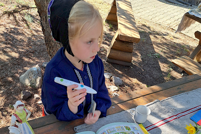 Mädchen in sorbischer Tracht mit sorbischem Bookie-Buch. Foto: Maria Scholze