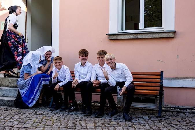 Junge Tänzer des Sorbisches Folkloreensemble Wudwor beim Internationalen Folklorefestival ŁUŽICA-ŁUŽYCA-LAUSITZ 2025. Foto: Jörg Stephan