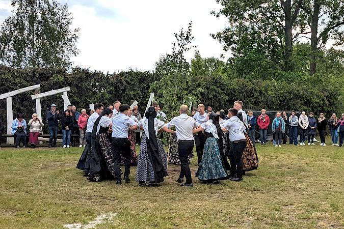 Maibaumwerfen in der Oberlausitz. Foto: Katja Liesner