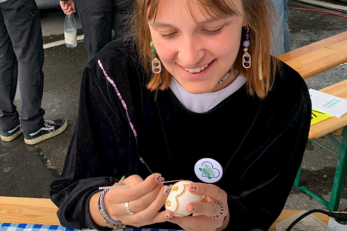 Verzieren sorbischer Ostereier mit der Wachsbossiertechnik. Foto: Sorbische Kulturinformation