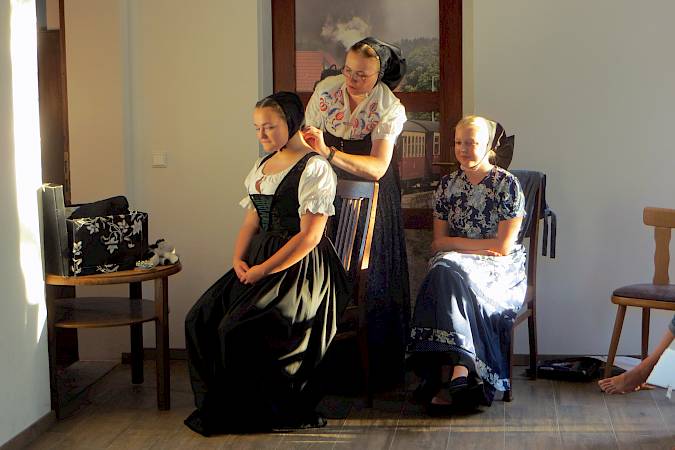 Malerwerkstatt über das Ankleiden eines Mädchens in sorbischer katholischer Tracht. Foto: Theresia Krüger