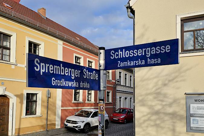 Zweisprachiges Straßenschild in Wojerecy | Hoyerswerda. Foto: Božena Schiemann