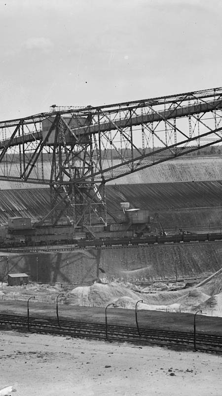 Über 130 sorbische Dörfer wurden durch Braunkohleabbau abgebaggert, wie in der Grube Marga, Zły Komorow | Senftenberg, 1900/1940. Foto: Deutsche Fotothek / Alois Raslag