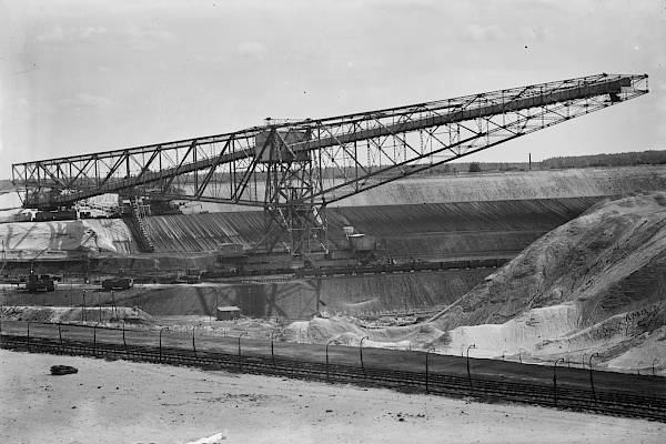 Über 130 sorbische Dörfer wurden durch Braunkohleabbau abgebaggert, wie in der Grube Marga, Zły Komorow | Senftenberg, 1900/1940. Foto: Deutsche Fotothek / Alois Raslag