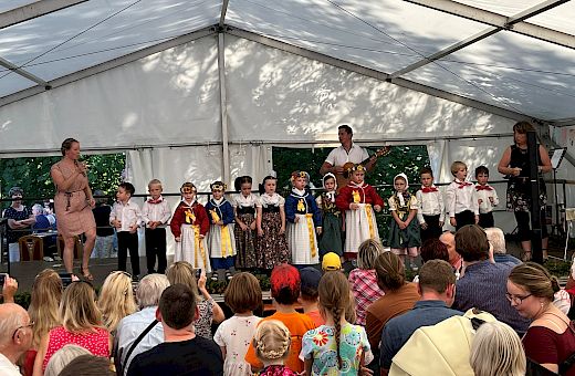 domowina.de: 11.09.2023 / Kermuša w Hodźiju - rjany dwurěčny swjedźeń