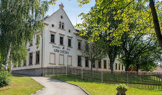 Mehrstöckiges Schulgebäude mit Schriftzug 