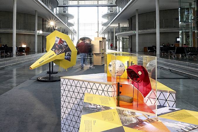 Im März 2022 wurde die Ausstellung „Was heißt hier Minderheit?“ im Paul-Löbe-Haus des Deutschen Bundestages eröffnet. Vertreterinnen und Vertreter der Minderheiten sowie politische Gäste betonten die Bedeutung der Vielfalt für das Zusammenleben in Deutschland. © Minderheitensekretariat/Stefan Haehnel