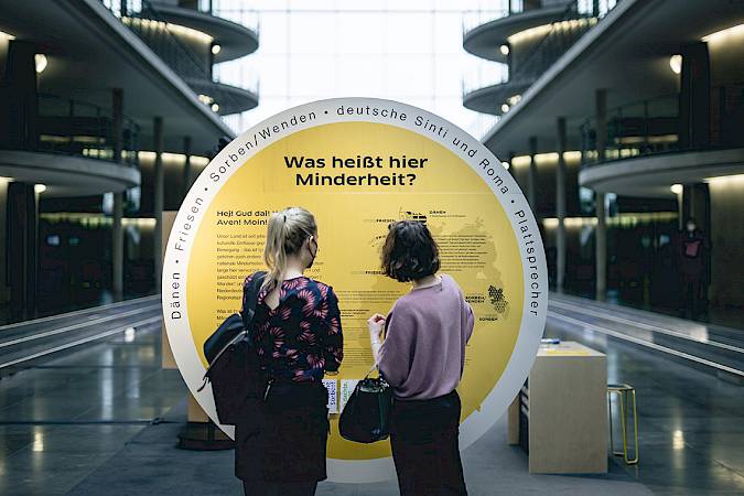 Im April 2022 fand im Paul-Löbe-Haus die Finissage der Ausstellung statt. Noch einmal kamen Vertreterinnen und Vertreter der nationalen Minderheiten und der Sprechergruppe Niederdeutsch zusammen, um das gemeinsame Projekt feierlich abzuschließen. © Minderheitensekretariat/Stefan Haehnel