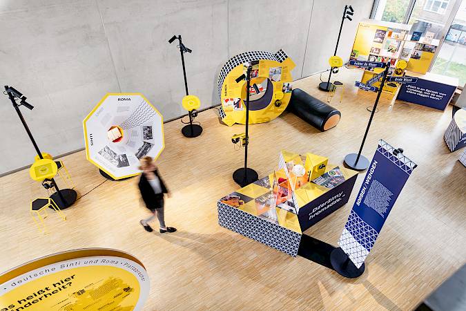 Das Minderheitensekretariat präsentierte im Auftrag des Minderheitenrates die Ausstellung „Was heißt hier Minderheit?“, die erstmals alle vier nationalen Minderheiten und die Sprechergruppe Niederdeutsch gemeinsam vorstellte. Sie vermittelt Einblicke in das Leben, die Kultur und die Sprachen dieser Gemeinschaften in Deutschland. © Minderheitensekretariat/Stefan Haehnel