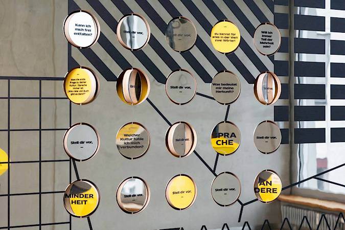 Die Ausstellung verbindet Information und Erlebnis: An Medienstationen können Besucherinnen und Besucher Videos und Artikel entdecken, während Exponate aus Geschichte und Alltag anschaulich die Vielfalt der Minderheiten zeigen. © Minderheitensekretariat/Stefan Haehnel