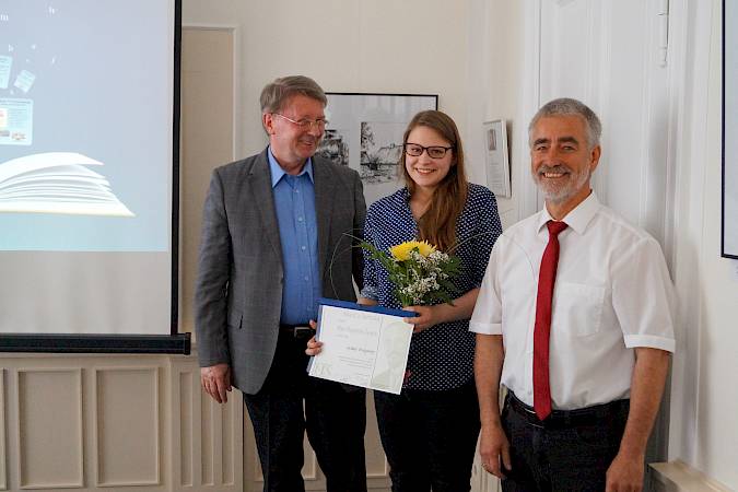 Spožčenje Myto Bogumiła Šwjele 2015 šulerce Delnjoserbskeho gymnazija Saskiji Krygerojc na hłownej zhromadźinje delnjoserbskeje Maśicy Serbskeje 2016.