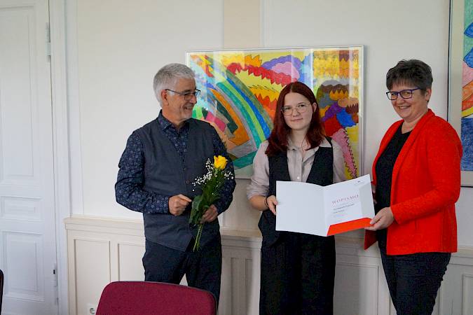 Spožčenje Myto Bogumiła Šwjele 2023 šulerce Delnjoserbskeho gymnazija Luciji Lojchenojc na hłownej zhromadźinje delnjoserbskeje Maśicy Serbskeje dnja 19. apryla 2024.