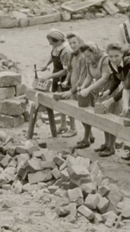 Sorbische Brigaden beseitigen Trümmer für den Neubau des Hauses der Sorben in Budyšin | Bautzen im Jahr 1953. Foto: Kurt Heine